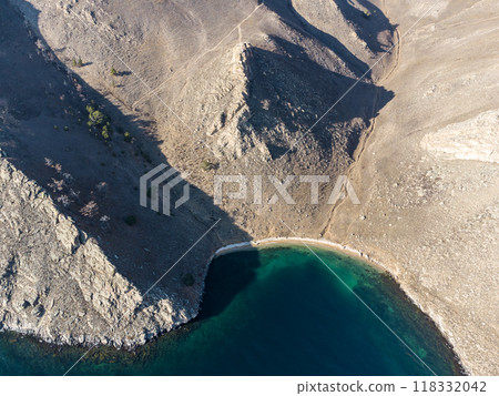 Lake Baikal. Angel Rock. bay at the cliff. Warm autumn days. 118332042