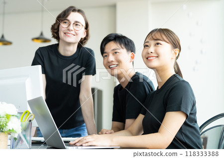 Young engineer working in the office 118333388