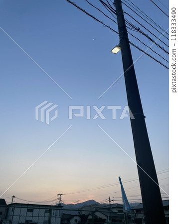 Look up at the sky  118333490