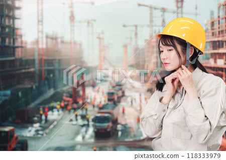 建築工地上穿著工作服、戴著頭盔的婦女 118333979