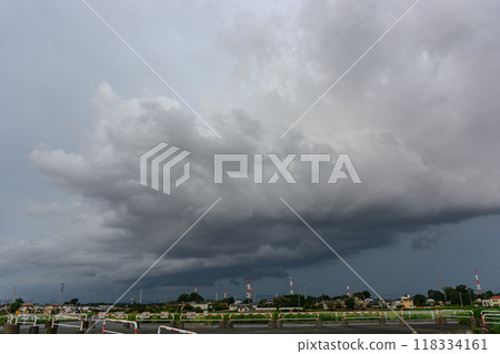 仲夏的天空帶來雷雲和大雨 仲夏的天空帶來雷雲和大雨 118334161