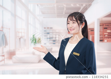 在服飾店工作的年輕女子 118334231