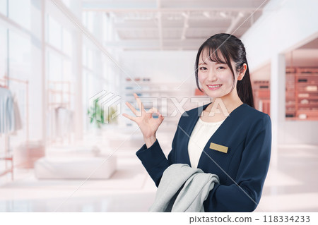 在服飾店工作的年輕女子 在服飾店工作的年輕女子 118334233