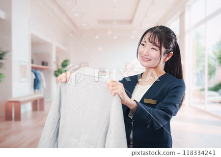 在服飾店工作的年輕女子 在服飾店工作的年輕女子 118334241