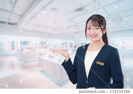 在化妝品店工作的年輕女子 在化妝品店工作的年輕女子 118334386