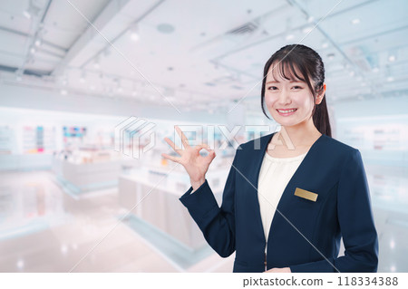 在化妝品店工作的年輕女子 118334388