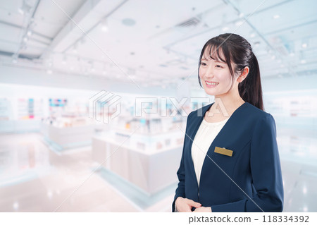 在化妝品店工作的年輕女子 118334392