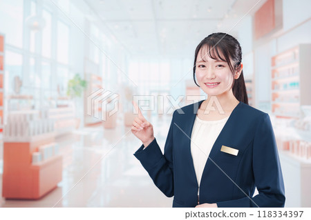 在化妝品店工作的年輕女子 118334397