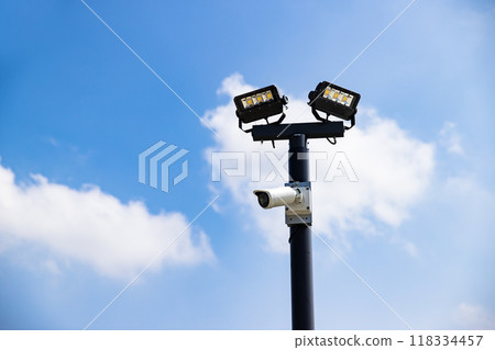 停車場安全攝影機和 LED 泛光燈 118334457