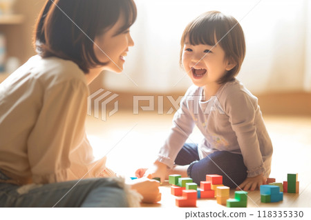 幼兒園小朋友和年輕幼兒老師玩積木_1 118335330