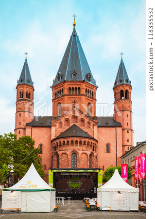 Mainz cathedral in old town Mainz cathedral in old town 118335532