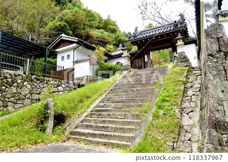 Looking up at the mountain gate of Shindo-ji Temple, Yamashiro-cho, Kizugawa City, Kyoto Prefecture Looking up at the mountain gate of Shindo-ji Temple, Yamashiro-cho, Kizugawa City, Kyoto Prefecture 118337967