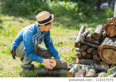 A man preparing to chop firewood 118337979