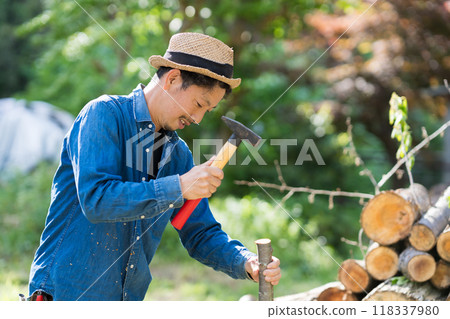 A man chopping wood 118337980