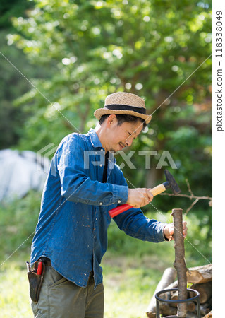 一個人砍木頭 118338049