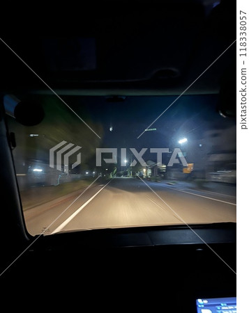 從汽車乘客座位看到的夜路 從汽車乘客座位看到的夜路 118338057
