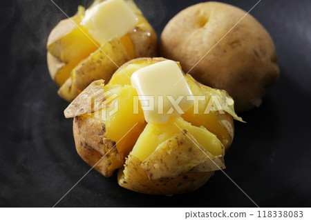 看起來美味的馬鈴薯黃油和融化的黃油 看起來美味的馬鈴薯黃油和融化的黃油 118338083