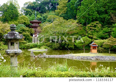 京都府木津川市加茂町淨琉璃寺、透過石燈籠看到的寶池和三層寶塔 京都府木津川市加茂町淨琉璃寺、透過石燈籠看到的寶池和三層寶塔 118338117