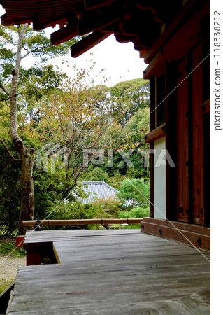 淨琉璃寺,從京都府木津川市加茂町國寶三層塔的屋簷下看正堂屋頂 淨琉璃寺,從京都府木津川市加茂町國寶三層塔的屋簷下看正堂屋頂 118338212