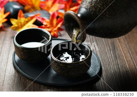Autumn sake/Pouring sake Autumn sake/Pouring sake 118338230
