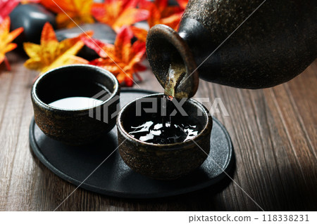Autumn sake/Pouring sake 118338231