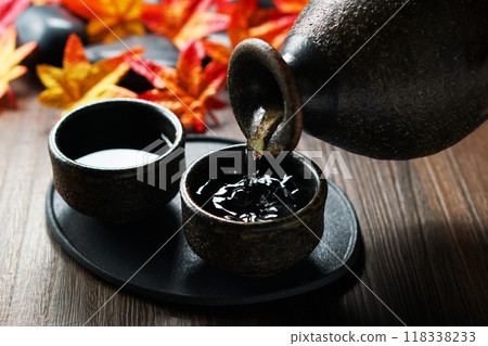 Autumn sake/Pouring sake Autumn sake/Pouring sake 118338233