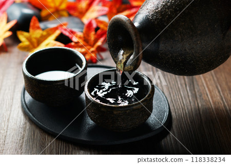 Autumn sake/Pouring sake 118338234