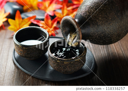 Autumn sake/Pouring sake Autumn sake/Pouring sake 118338257