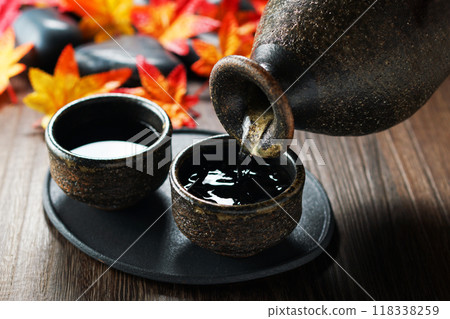 Autumn sake/Pouring sake 118338259