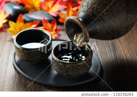 Autumn sake/Pouring sake Autumn sake/Pouring sake 118338265