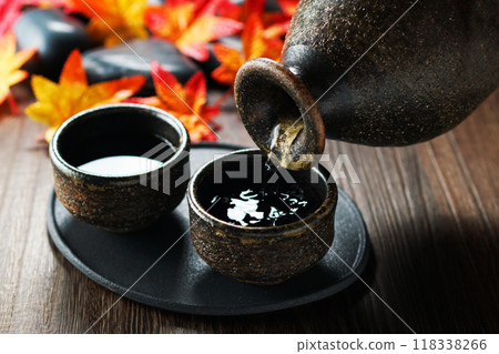 Autumn sake/Pouring sake 118338266