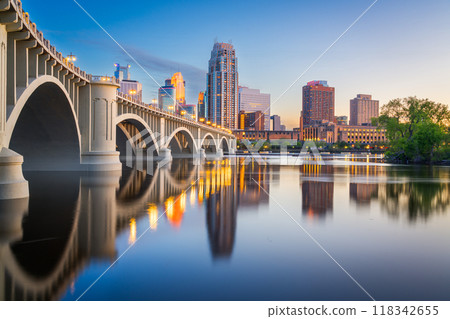 Minneapolis, Minnesota, USA on the RIver 118342655