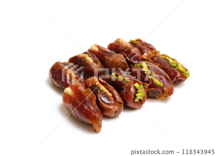 白色背景上的日期糖果 118343945