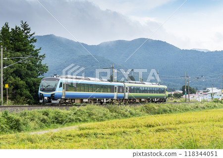 福島縣豬苗代町磐越西線的秋天稻田和電車 118344051