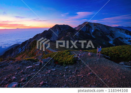 黎明時分的北阿爾卑斯山 Shushidake 和 Hakuba Yarigatake 118344108
