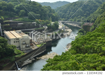 從天瀨水壩看到的宇治川和天瀨發電廠 從天瀨水壩看到的宇治川和天瀨發電廠 118344192