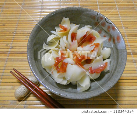 A photo of yam dressed in grated yam and pickled plum, accented by the sourness of the pickled plum 118344354
