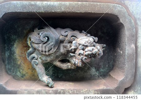 鞆之浦沼神社參道上青銅燈籠底座上的獅子 118344455