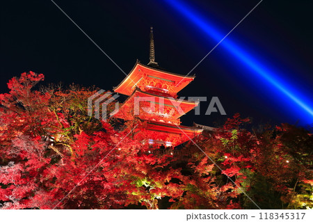 [Kyoto Prefecture] Kiyomizu-dera's three-storied pagoda and colored leaves light up 118345317