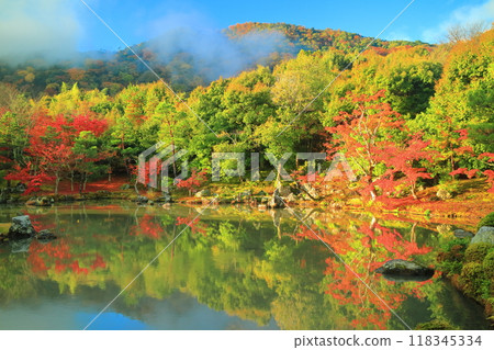 [京都府]嵐山天龍寺的對稱秋葉（草源池庭園） 118345334