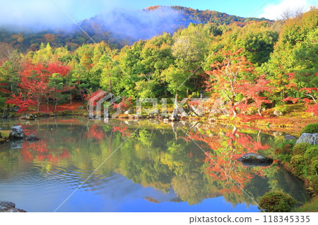 [Kyoto Prefecture] Symmetrical autumn leaves of Arashiyama Tenryu-ji Temple (Sogenike Garden) 118345335