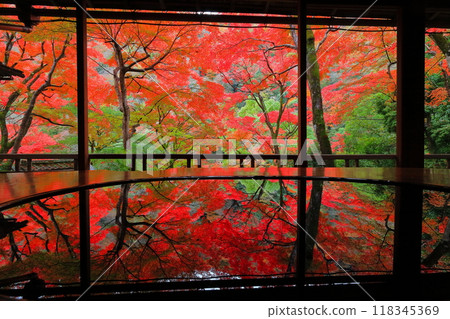 [京都府]從川端康成在嵐山遊採亭的房間看到的紅葉 118345369