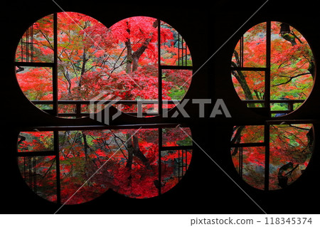 [Kyoto Prefecture] Autumn leaves seen from the round window room of Arashiyama Yusaitei 118345374