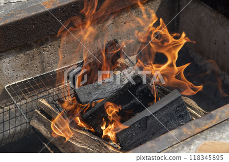 在燒烤爐上製作木炭 118345895