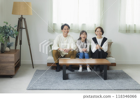 Happy family images 118346066