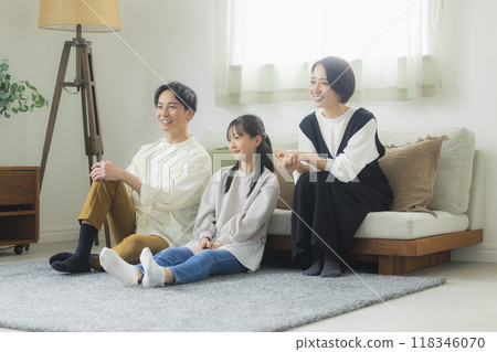 一家人的有趣形象 一家人的有趣形象 118346070