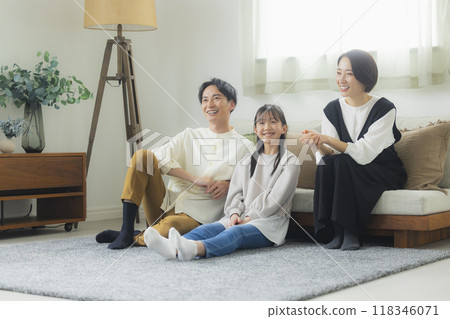 Happy family images 118346071