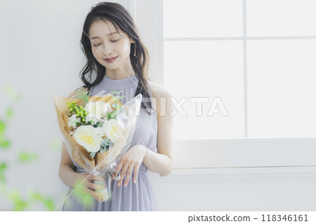 Woman with a bouquet 118346161