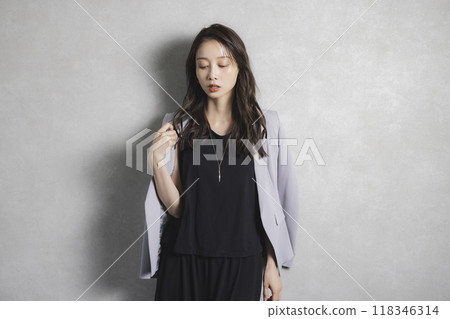 long hair woman 118346314