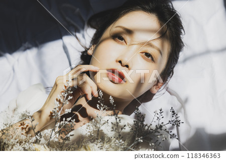 Woman in wedding dress Woman in wedding dress 118346363